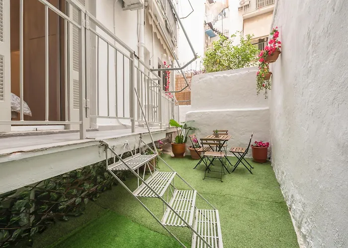 Golden Comfort With Courtyard By Greece Apartments